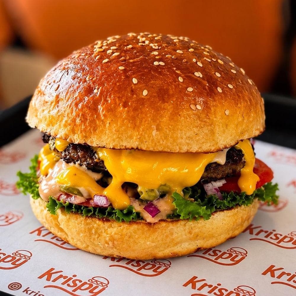 Royal: hamburger di manzo con cheddar fuso, insalata, pomodoro e cipolla rossa