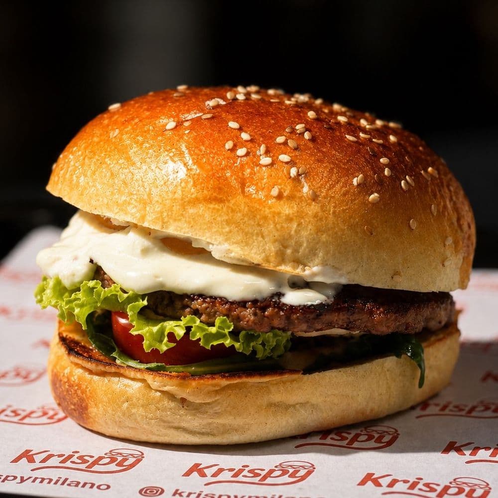Scamorza: hamburger di manzo con scamorza, insalata e pomodoro