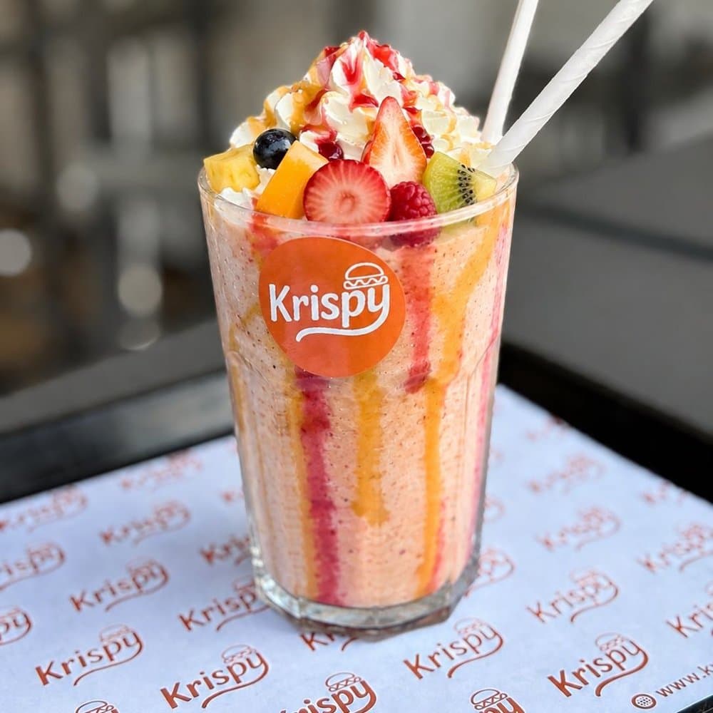 Frappè mix di frutta con panna montata