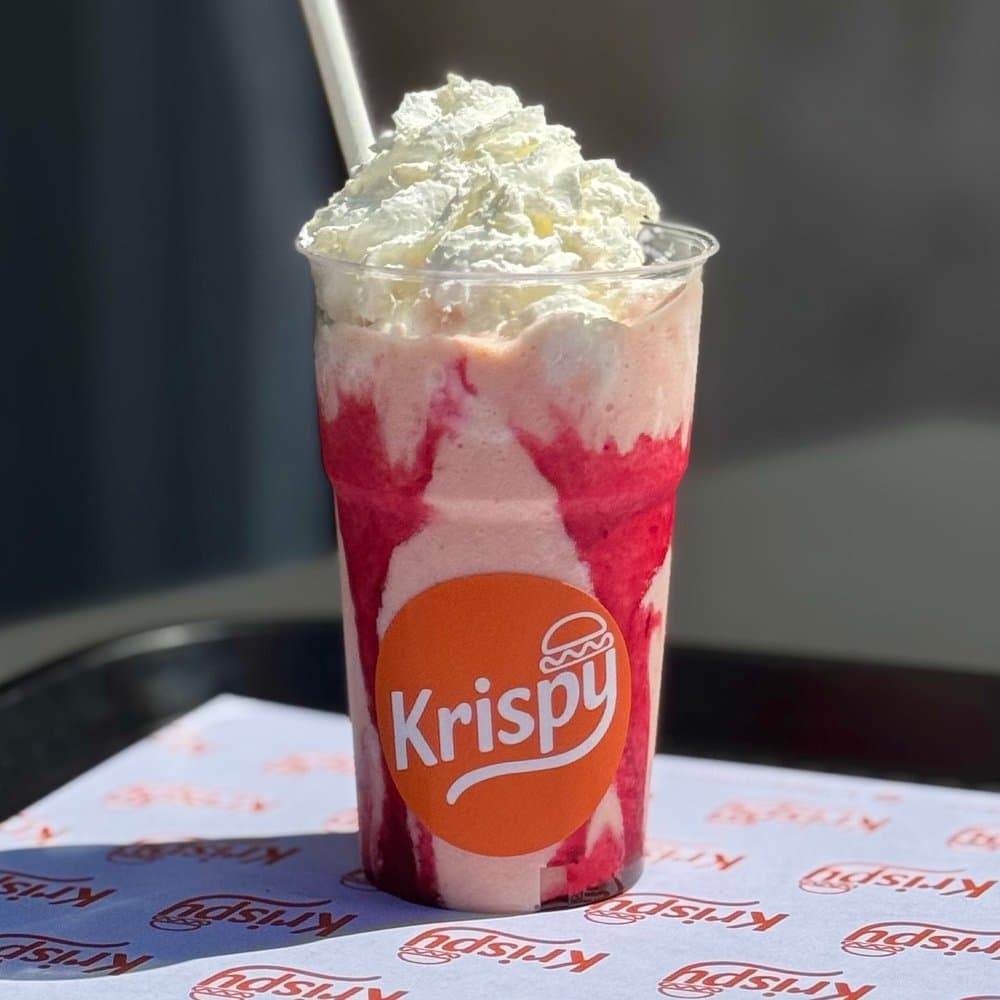 Frappè Strawberry con panna e topping alla fragola