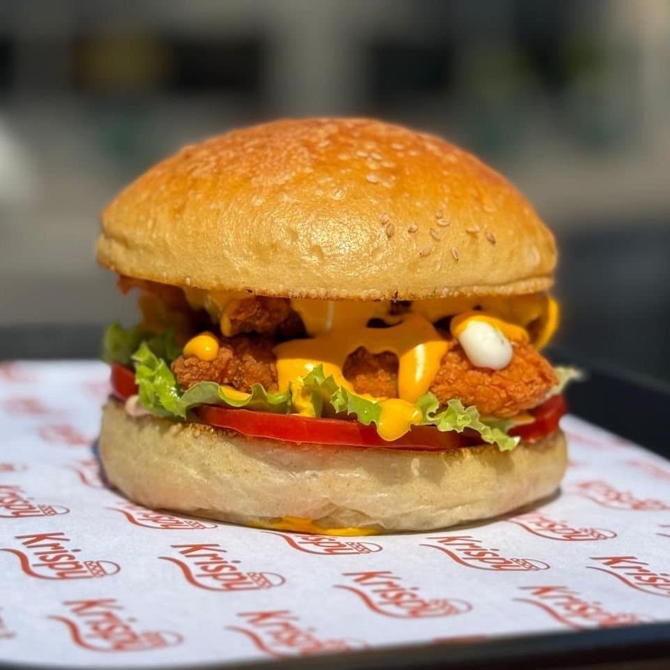 Big Bang: hamburger di pollo croccante con cheddar fuso, insalata e pomodoro