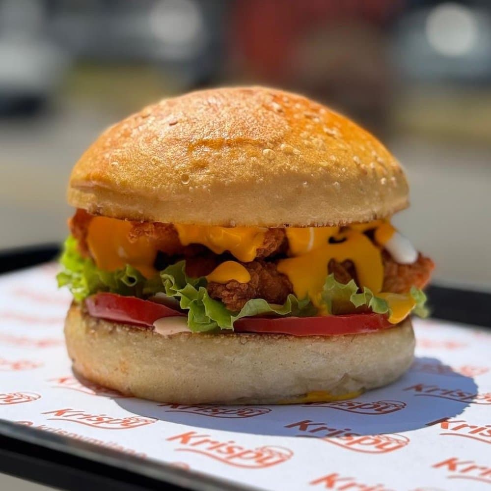 King Krispy: hamburger di pollo croccante con cheddar fuso, insalata e pomodoro