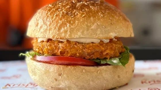 Krispy Chicken: hamburger di pollo croccante con insalata, pomodoro e maionese