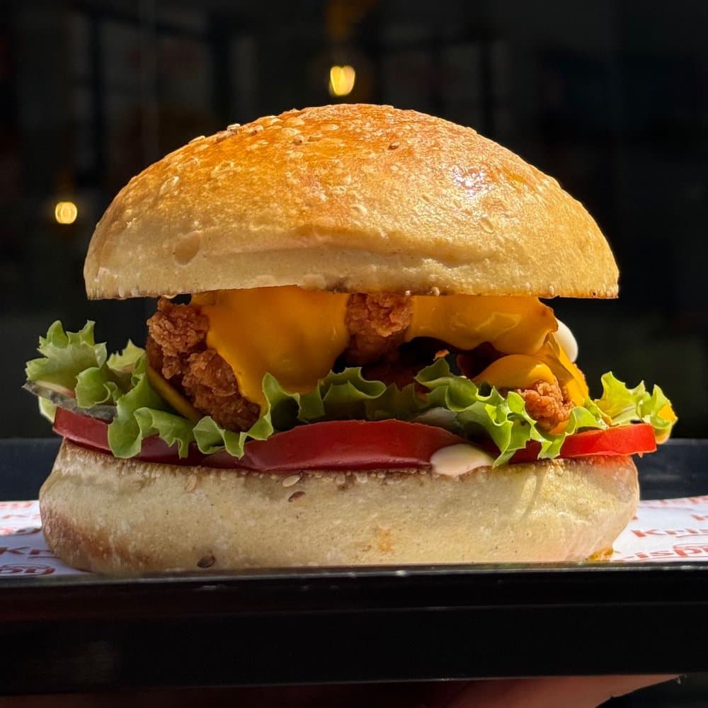 Krispy: hamburger di pollo croccante con cheddar fuso, insalata e pomodoro