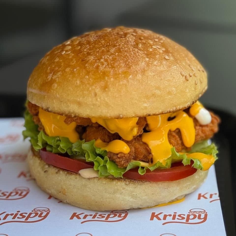 Pepper Krispy: hamburger di pollo croccante con salsa, insalata e pomodoro