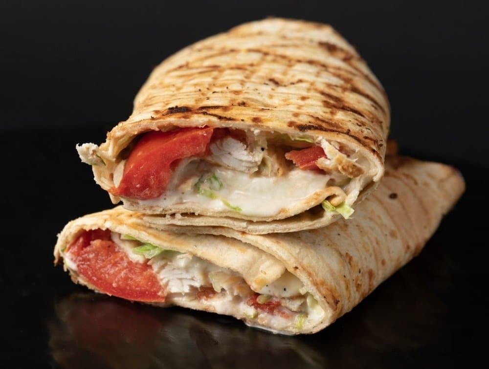 Grill Wrap: wrap grigliato con petto di pollo, pomodoro e insalata, tagliato a metà