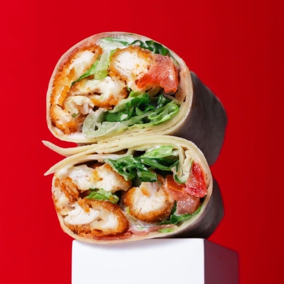 Krispy Wrap: wrap con pollo croccante, insalata e pomodoro, tagliato a metà